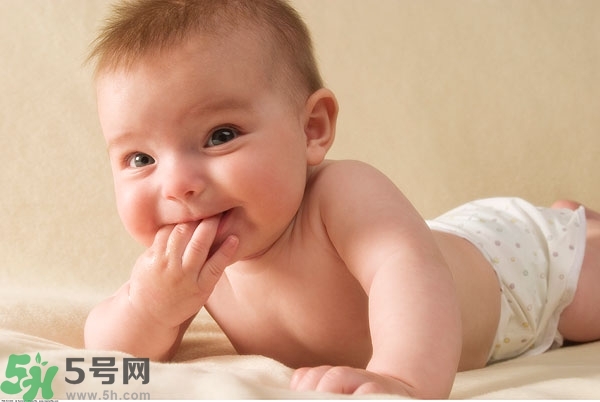 寶寶為什么喜歡咬指甲？寶寶咬指甲是怎么回事？