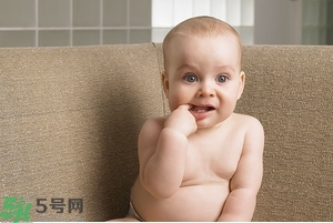 寶寶為什么喜歡咬指甲？寶寶咬指甲是怎么回事？