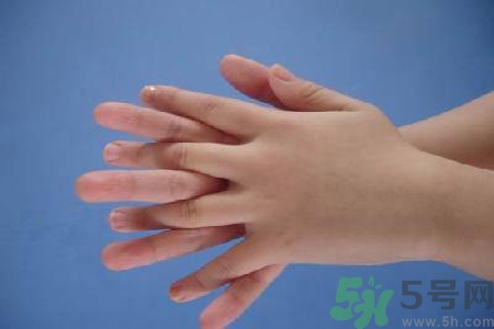 引起手足癬的主要原因？手足癬會引發(fā)什么疾?。?></p><p>手足癬大多是真菌中的癬菌所引起，主要有紅色毛癬菌、絮狀表皮癬菌、石膏樣毛癬菌、玫瑰色毛癬菌及白色念珠菌等。以上這些真菌，除了引起不同類型的足癬外，也可侵犯皮膚的其他部位。引起不同部位的癬病。足部感染了真菌，并不一定都會得足癬。而且，足癬并非純屬真菌病。近年來，美國的皮膚病專家把足癬分為單純性足癬和復雜性足癬。</p><p style=
