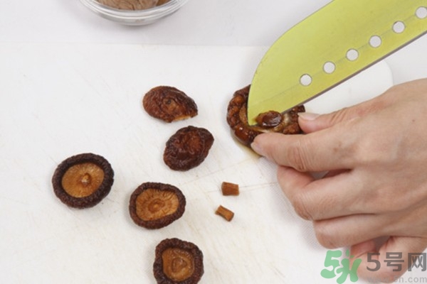 板栗燉鴨好還是燉雞好？栗子燒雞的家常做法