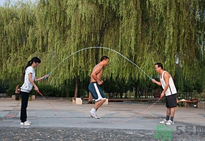 跳繩減肥快還是跑步減肥快？跳繩減肥最佳時間是什么時候？