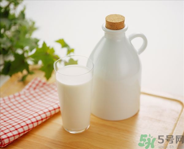 健身喝什么牛奶？健身喝全脂牛奶還是脫脂牛奶？