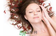 心腦血管病人吃什么食物好？如何預防心腦血管疾?。?></p><h3>心腦血管病人吃什么好</h3><h5>1. 常喝蘋果汁會降低心臟病的患病率。這是因為蘋果汁中的抗氧化劑有利于心臟的健康運轉(zhuǎn)。</h5><h5>2. 少食 就是限制進食的數(shù)量和種類，少食用高脂肪和高膽固醇食物，如油類、肥肉類食品，動物內(nèi)臟，少鹽 吃鹽過多，會導致鈉水潴留，增加血容量，加重心臟負擔。</h5><h5>3. 多補充膳食纖維素，纖維素主要存在于蔬菜中，以竹筍、梅干菜、芹菜、韭菜為代表，糧食作物中以黃豆、燕麥含量較多，如每天攝入26克纖維素，就可降低女性患心臟病的危險，同時心肌梗塞的危險也相對降低。多補充維生素，葉蔬菜中富含維生素C；肉類、谷物、花生、酵母中富含維生素PP；油脂、豆類、蔬菜中富含維生素E。多補充微量元素，硒能保護心臟，防止病毒感染，是心臟的守護神。</h5><h5>4. 在對心臟有益的食物中，核桃排在首位。</h5><h5>對心臟有益的食物有:全麥、燕麥、糙米、扁豆、洋蔥、蒜頭、菇、茄子 。水果類：蘋果富含纖維物質(zhì)，可補充人體足夠的纖維質(zhì)，降低心臟病發(fā)病率，還可以減肥。 香蕉，鉀元素的含量很高，這對人的心臟和肌肉功能很有好處。櫻桃，能幫助人保護心臟健康 。黑莓，同等重量黑莓中纖維物質(zhì)的含量是其他水果的3倍多，對心臟健康有幫助。鵝肉和鴨肉的化學結(jié)構(gòu)很接近橄欖油，對心臟有好處，尤其是老人不妨適當多吃點。雞肉是公認的“蛋白質(zhì)的最佳來源”，老人、孩子更要及時補充。吃過肉記得喝鮮湯，最優(yōu)質(zhì)的湯非雞湯莫屬，特別是母雞湯，還有防治感冒、支氣管炎的作用，尤其是冬春季，也就是現(xiàn)在喝效果更好。</h5><h5>5. 心臟病患者,不宜吃含水量較多的西瓜等,以免增加心臟負擔。宜吃柿子、芒果、木瓜、桃子、香蕉、哈密瓜、草莓、奇異果、檸檬、石榴、桔子。這些水果都含有豐富的鉀，而鉀能防止體內(nèi)鈉的積蓄，從而可以預防高血壓等疾病。</h5><h3>心腦血管疾病如何預防<br/></h3><p style=