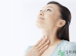 秋季嗓子干癢咳嗽是怎回事？秋季嗓子干癢咳嗽怎么辦？