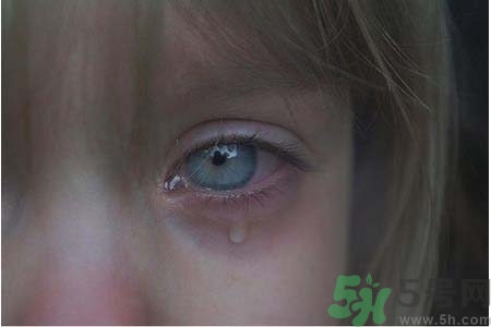 睡覺時流眼淚是怎么回事？如何保護眼睛？