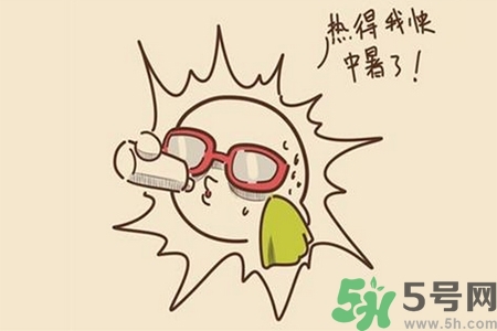 秋老虎如何謹防皮膚??？秋老虎如何預(yù)防皮膚?。?></p><h4>“涼席皮炎”</h4><p>患者睡于涼席，軀干、四肢等接觸涼席的部位出現(xiàn)分布不均的紅斑、丘疹，奇癢難忍，有的搔抓后還出現(xiàn)紅腫等感染癥狀，醫(yī)生們稱這種病為“涼席皮炎”。</p><p>“涼席皮炎”的發(fā)病原因大致有兩鐘，一是因涼席材料而導(dǎo)致的涼席過敏癥，一般來說，用繩、葦、草編成的涼席容易使人過敏，而使用竹、藤編制的涼席過敏者少；第二就是受螨蟲的叮咬而導(dǎo)致皮膚炎癥，出現(xiàn)這樣的病癥，從皮疹上常?？梢砸捯娽橆^大小的咬痕或淤點。</p><p>防治措施</p><p>首先須選擇好涼席。草席既容易生螨蟲，也常常是過敏源；凡是有過皮膚過敏史的人，要慎重選擇。第二，要保持涼席的清潔衛(wèi)生，要經(jīng)常對涼席進行高溫消毒(開水燙洗)，放到陽光下暴曬，這樣才能將肉眼不易看見的螨蟲及其蟲卵殺死。一旦發(fā)生“涼席皮炎”，不可隨意搔抓，可先根據(jù)皮膚特征，分清是過敏還是“螨害”。如是過敏，要脫離過敏源(如更換涼席或不用涼席)，如果是“螨害”，則在殺死螨蟲的同時，在醫(yī)生的指導(dǎo)下用一些局部外用藥進行治療。</p><p style=