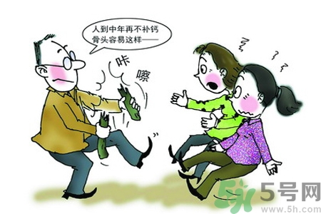 預(yù)防骨病的方法？秋季教你如何預(yù)防骨?。?></p><h4>常曬床墊可防頸椎腰椎病</h4><p>每天睡在潮濕的床墊上，等于“久臥濕地”，寒濕侵入體內(nèi)，就會(huì)加重病情，要注意經(jīng)常曬曬床墊。</p><h4>鮮核桃能補(bǔ)肝腎防骨病</h4><p>大量的臨床實(shí)踐證明，通過補(bǔ)肝腎的確能夠使人體的骨密度得以提高，增強(qiáng)椎間盤纖維環(huán)的彈性。核桃有“長(zhǎng)壽果”之稱，含有豐富的蛋白質(zhì)、脂肪、礦物質(zhì)和維生素。核桃仁能補(bǔ)腎助陽、補(bǔ)肺斂肺、潤(rùn)腸通便。鮮核桃含有的維生素e更加豐富，可以補(bǔ)肝腎，有骨科疾病的人可以適當(dāng)多吃。</p><p style=