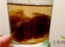 胖大?？梢院途栈ㄒ黄鹋菟葐幔颗执蠛：途栈ㄒ黄鹋菟鹊墓π?></p><p>胖大海具有清熱潤肺，利咽解毒，潤腸通便，能治咽喉炎、咽喉腫痛、甲狀腺壯大等癥狀。而同樣地菊花茶是最佳的降火良藥，比如像因?yàn)楦稍锘鹜鴮?dǎo)致的痤瘡、喉嚨發(fā)炎、外感風(fēng)熱、頭痛、口腔潰瘍等癥，只要適量的飲用菊花茶就能有效的達(dá)到降火的作用。</p><p>那么胖大海和菊花一起泡水喝會產(chǎn)生怎樣的功效呢？首先，胖大海主要是用于咽喉腫痛癥狀。咽喉腫痛多因咽喉熱毒，或肺熱內(nèi)盛，在治療上當(dāng)以清利咽喉熱毒、 清瀉肺熱為主。除此之外，胖大海不但能清利咽喉，而且長于利咽開音。用于治療聲音嘶啞，致使失音，不論是急性或慢性用之都有效。在中醫(yī)學(xué)中，咽喉發(fā)聲次要由肺所調(diào)節(jié)。如肺氣充沛，肺陰滋養(yǎng)，肺的宣發(fā)功能一般，則聲音洪亮、音質(zhì)清脆潤澤、發(fā)音耐久。另外，胖大海還用于肺燥咳嗽。風(fēng)熱犯肺或邪熱壅肺而引起的咳嗽、咯痰，痰色黃、質(zhì)黏；燥邪傷肺、肺失潤降或肺陰不足能致干咳少痰、無痰。胖大海既能清肺熱又能潤肺燥，故可用于治療肺熱或肺燥咳嗽。用于大便干結(jié)。胖大海為寒涼之品，又歸于大腸經(jīng)，具備清腸通便的作用，故可用于大腸熱積引起的便秘、排便不暢。但胖大海的通便能力并不強(qiáng)，只適用于輕癥，而且須其他藥的配合才有效。最后，胖大海對于急性扁桃體炎也有一定的療效。?</p><h3>胖大海和菊花一起泡水喝的副作用</h3><p style=