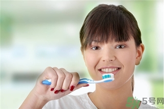 洗牙能讓牙齒變白嗎？洗牙對(duì)牙齒有傷害嗎？