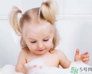 秋季嬰兒要每天洗澡嗎？秋季給嬰兒洗澡的正確步驟