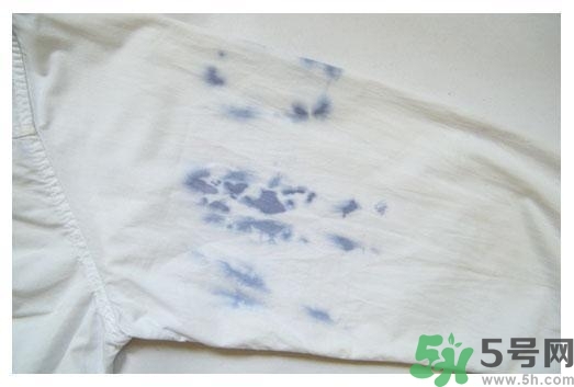 衣服長黑點(diǎn)怎么洗掉？衣服上長霉點(diǎn)怎么去除？
