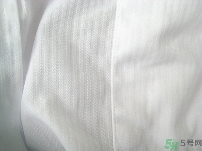 衣服長黑點(diǎn)怎么洗掉？衣服上長霉點(diǎn)怎么去除？