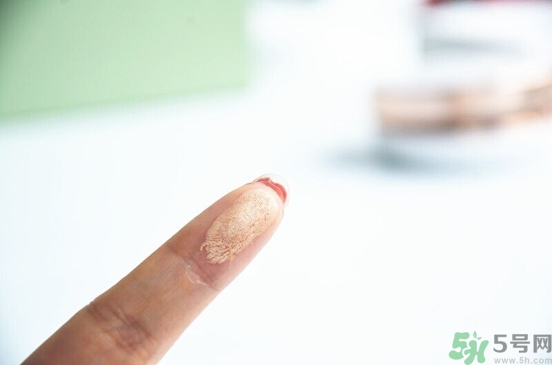 age20s粉底霜粉色和白色有什么區(qū)別？