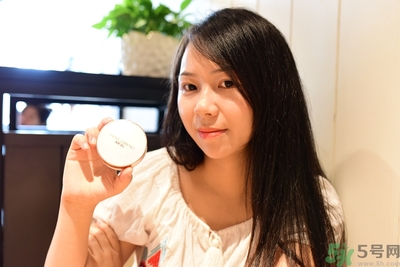 age20s粉底霜粉色和白色有什么區(qū)別？