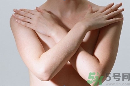 胸部一大一小怎么辦？乳房一大一小的原因是什么？
