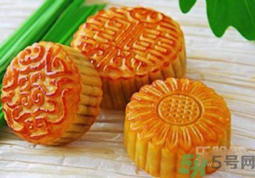月餅裂開了是怎么回事？月餅開裂了可以吃嗎？