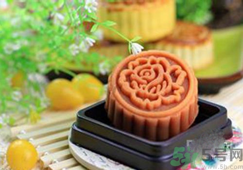 月餅裂開了是怎么回事？月餅開裂了可以吃嗎？