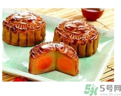 月餅裂開了是怎么回事？月餅開裂了可以吃嗎？