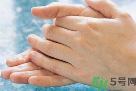 手指關(guān)節(jié)疼痛的原因是什么？手指關(guān)節(jié)痛如何治療？