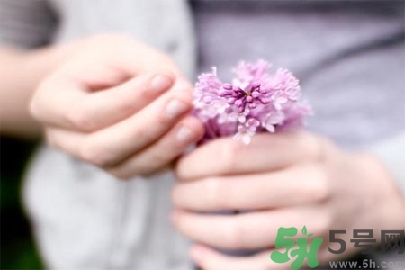 手指關(guān)節(jié)疼痛的原因是什么？手指關(guān)節(jié)痛如何治療？