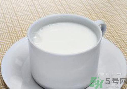 純牛奶為什么會(huì)結(jié)塊？結(jié)塊的純牛奶可以喝嗎？