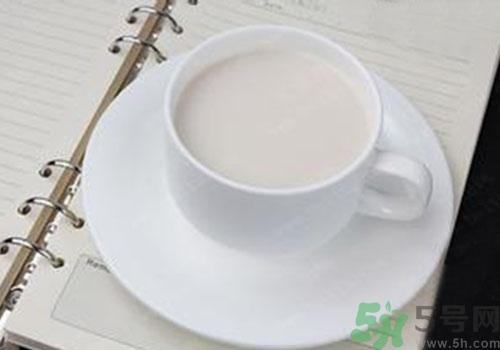 純牛奶和酸奶哪個營養(yǎng)更高？喝純牛奶好還是酸奶好？