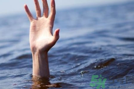 溺水怎么辦？溺水如何自救？