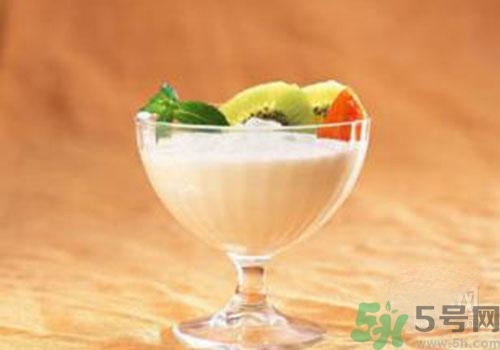 純牛奶和酸奶可以一起吃喝嗎？純牛奶和酸奶一起喝有什么好處？