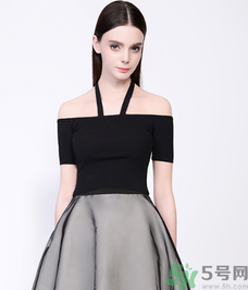 一字肩的衣服內(nèi)衣怎么穿？一字肩的衣服里面穿什么內(nèi)衣？