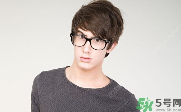 15歲男孩的標(biāo)準(zhǔn)身高應(yīng)該多高？15歲男孩的標(biāo)準(zhǔn)身高體重