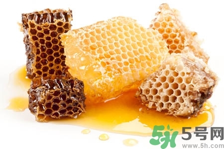 蜂蜜不能和什么一起吃？哪些人不能吃蜂蜜？