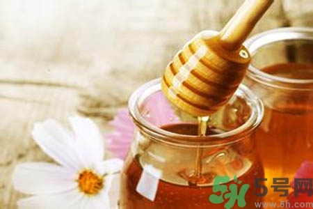 蜂蜜不能和什么一起吃？哪些人不能吃蜂蜜？