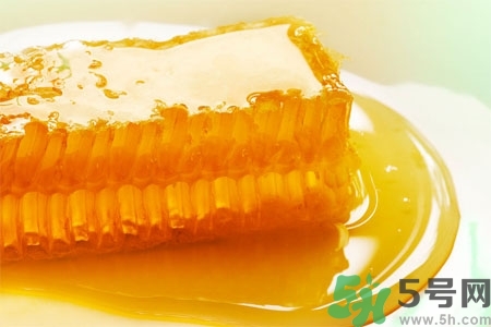 蜂蜜不能和什么一起吃？哪些人不能吃蜂蜜？