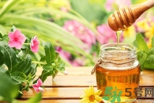 蜂蜜不能和什么一起吃？哪些人不能吃蜂蜜？