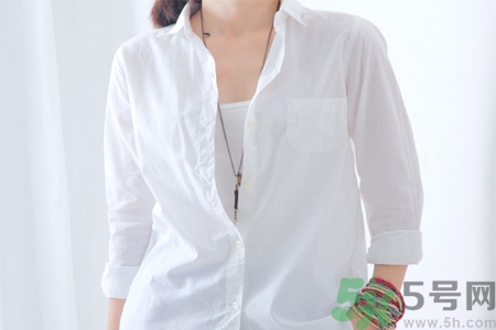 白衣服被染色怎么辦？衣服染色去除小竅門