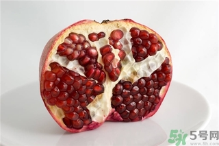 吃石榴手指發(fā)黃怎么辦？吃石榴手指變黑怎么辦？