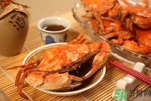 吃螃蟹可以喝紅酒嗎？吃螃蟹可以喝酒嗎？