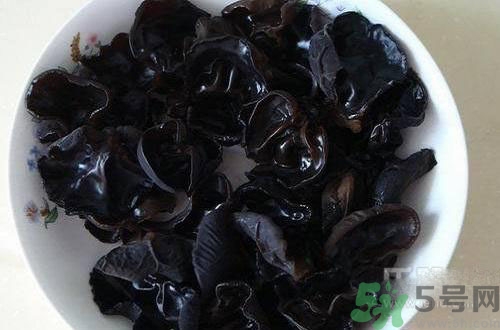 下巴長(zhǎng)痘是上火嗎？下巴長(zhǎng)痘吃什么好？