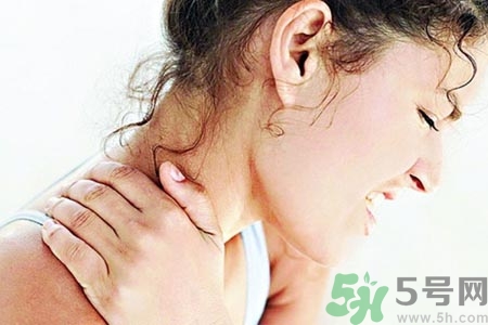 落枕脖子疼怎么辦？落枕和頸椎病區(qū)別