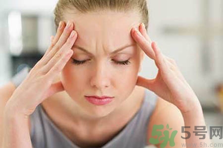 偏頭痛的原因是什么？女性偏頭痛的癥狀有哪些？