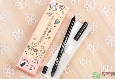 solone眼線筆怎么削？怎么推出來(lái)？