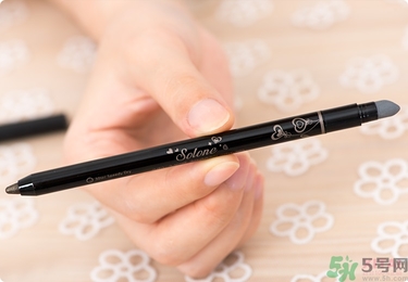 solone眼線筆怎么削？怎么推出來(lái)？