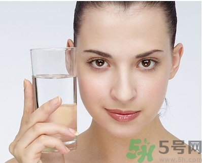 秋季補(bǔ)水效果好的護(hù)膚品有哪些？秋季補(bǔ)水的重要性