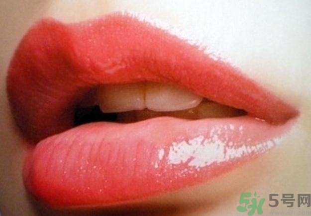 嘴唇發(fā)白是什么原因？嘴唇發(fā)白怎么調(diào)理女人