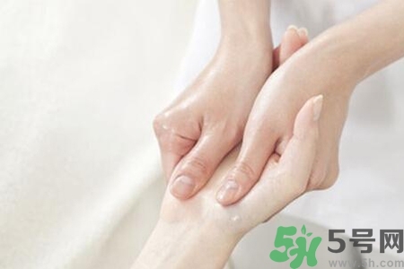 手干裂口子怎么回事？手干裂口子怎么辦？