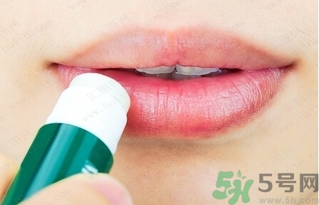 嘴唇發(fā)白是什么原因？嘴唇發(fā)白怎么調(diào)理女人