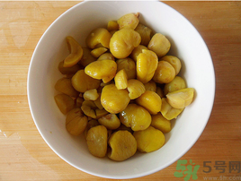 熟板栗怎么去皮最快？煮熟板栗怎么去皮？
