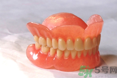 假牙會導(dǎo)致口腔疾病嗎？如何正確清潔假牙？