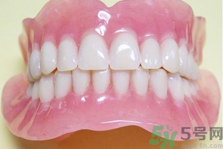 假牙會導(dǎo)致口腔疾病嗎？如何正確清潔假牙？