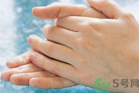 手部如何護(hù)理？秋季怎樣預(yù)防皮膚干燥？